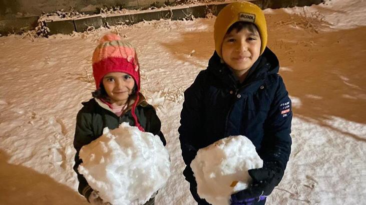 Yozgat’ta mevsimin ilk karı yağdı! Çocuklar tadını çıkardı