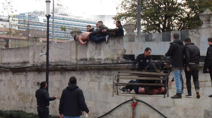 Beyoğlu’nda tarihi cami bahçesinde hareketli dakikalar