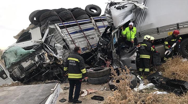 Konya’da feci kaza! TIR ile kamyon çarpıştı, 2 kişi hayatını kaybetti