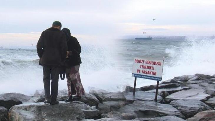 Florya Sahilinde lodos etkisini gösterdi, denizde büyük dalgalar oluştu