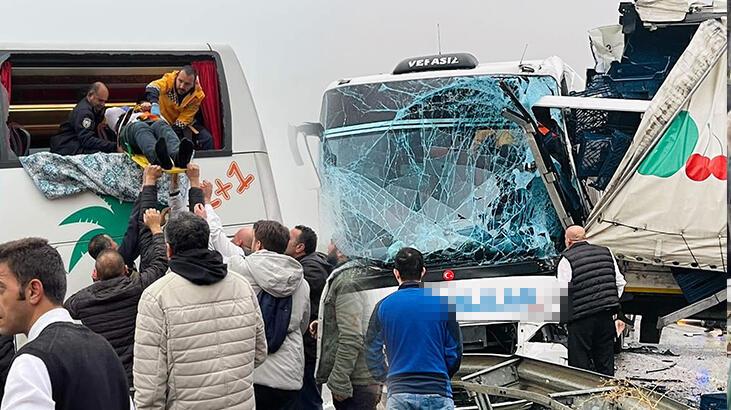 Yolcu otobüsü TIR’a çarptı! Yaralılar var