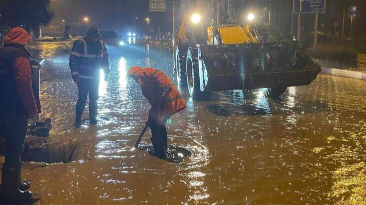 Meteoroloji uyarmıştı! İzmir sağanak yağışa teslim oldu