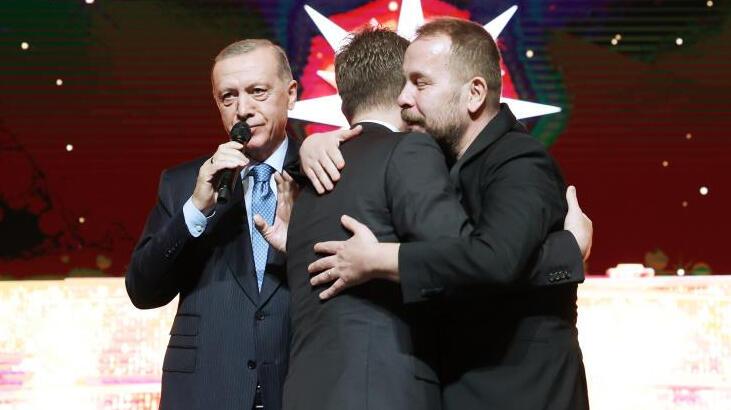 Cumhurbaşkanı Erdoğan’dan ödül töreninde sürpriz! Akkor kardeşleri barıştırdı