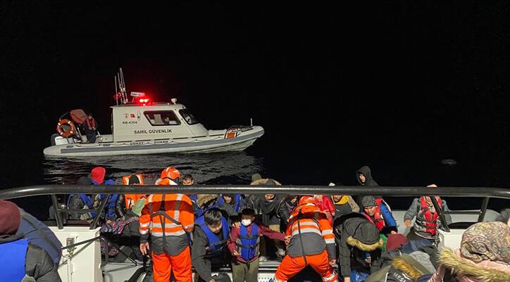 İzmir açıklarında 49 düzensiz göçmen kurtarıldı