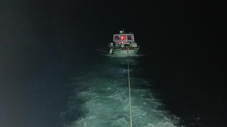 Çanakkale Boğazı’nda makine arızası yapan tekne kurtarıldı