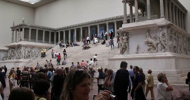 Almanya’daki Bergama Sunağı’nın Türkiye’ye iade edilmesi çağrısı