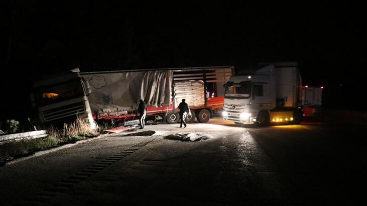 TIR devrildi, Adana-Ankara Otoyolu ulaşıma kapandı