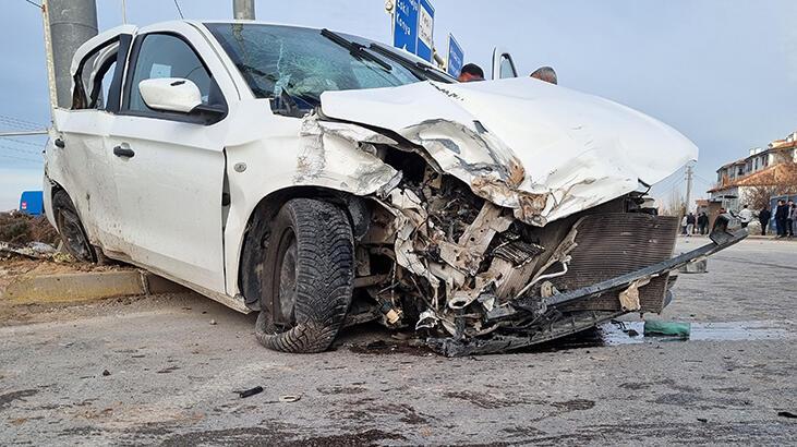 Aksaray’da TIR otomobil ile çarpıştı! 5 yaralı var