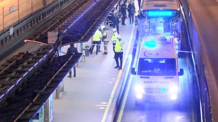 Metrobüs ile durak arasında sıkıştı! Gece yarısı feci kaza