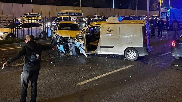 Otomobil bariyerleri aşıp iki araca çarptı: 1 polis şehit, 5 yaralı