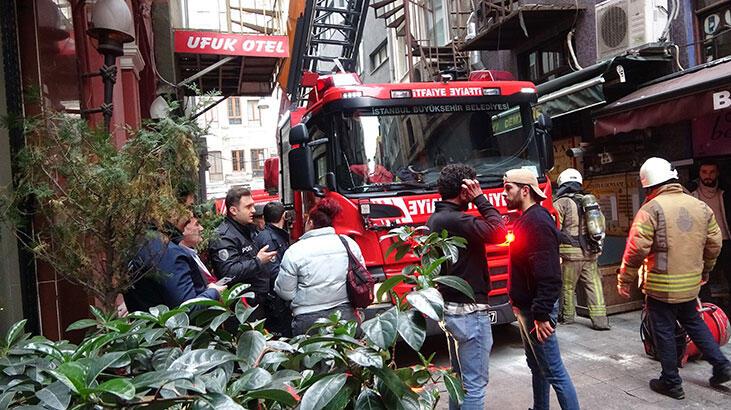 Beyoğlu’nda çatı yangını paniğe neden oldu