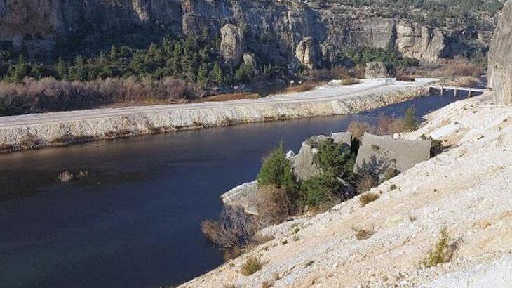 Göksu Nehri’nin rengi, yine siyaha döndü