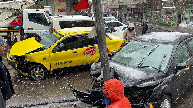 Taksiyle çarpışan otomobil, aydınlatma direğine çarptı: 3 yaralı