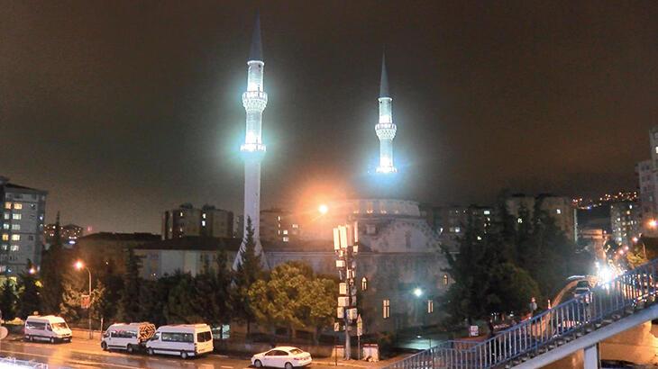 İstanbul’da deprem bölgesinde hayatını kaybedenler için sela okundu