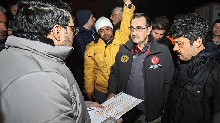 Bakan Dönmez, İskenderun’da çadır kentteki depremzedelerle bir araya geldi