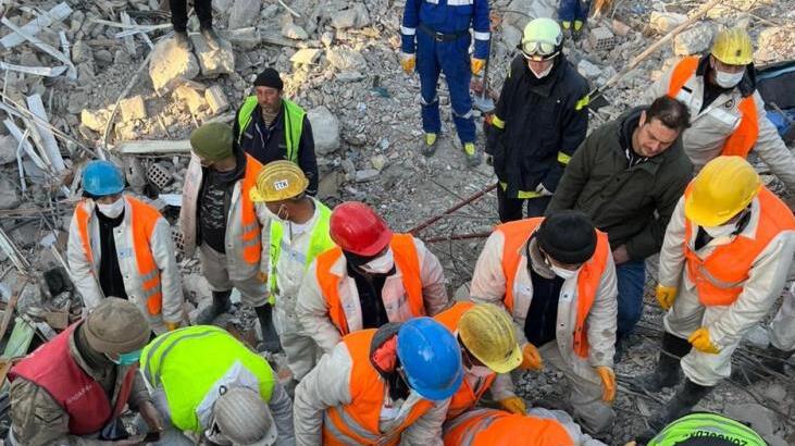 Ukraynalı ekip depremin 9. gününde bir kadını enkazdan sağ çıkardı