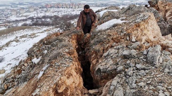 Evlerinin arkasındaki çatlakları takip ettiler! Deprem dağı ikiye böldü