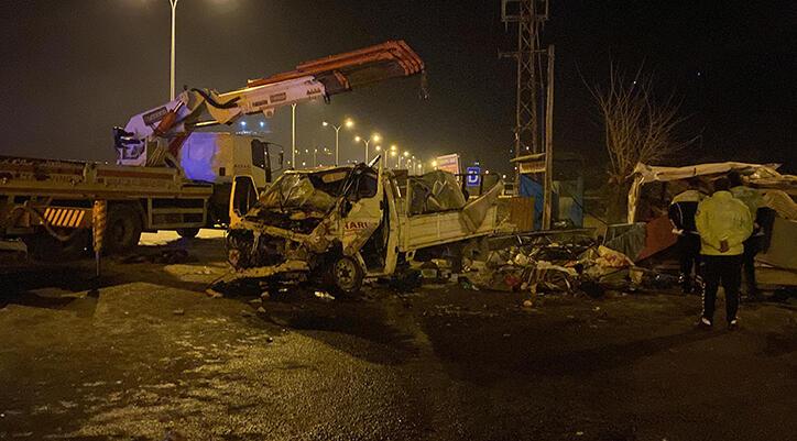 Kaza yapan iki kamyonet savrularak askeri araca çarptı; 2 ölü, 3’ü asker 4 yaralı