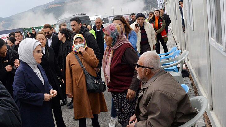 Emine Erdoğan’dan Nurdağı’nda depremzedelere ziyaret