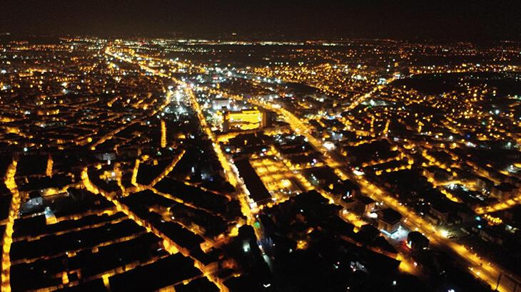 Depremin yaşandığı Malatya’yı, sokak ışıkları aydınlattı