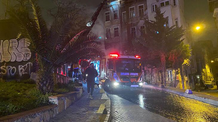 Beyoğlu’nda korkutan yangın: Mahsur kalan 2 kişiyi itfaiye ekipleri kurtardı