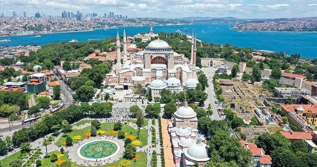 Ayasofya’da dans, Sultanahmet’te resim galerisi istediler