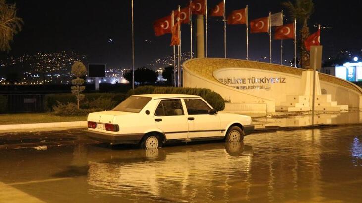 İskenderun’da deniz taştı! Lodos kaynaklı olduğu belirtildi