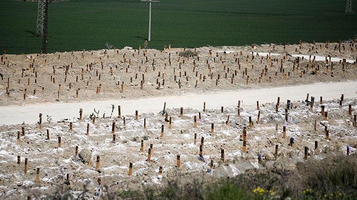 Deprem mezarlarına Türk bayrağı asıldı, mezar taşları yapıldı