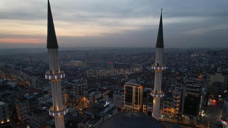 Taksim Camii’ne asılan mahya havadan görüntülendi