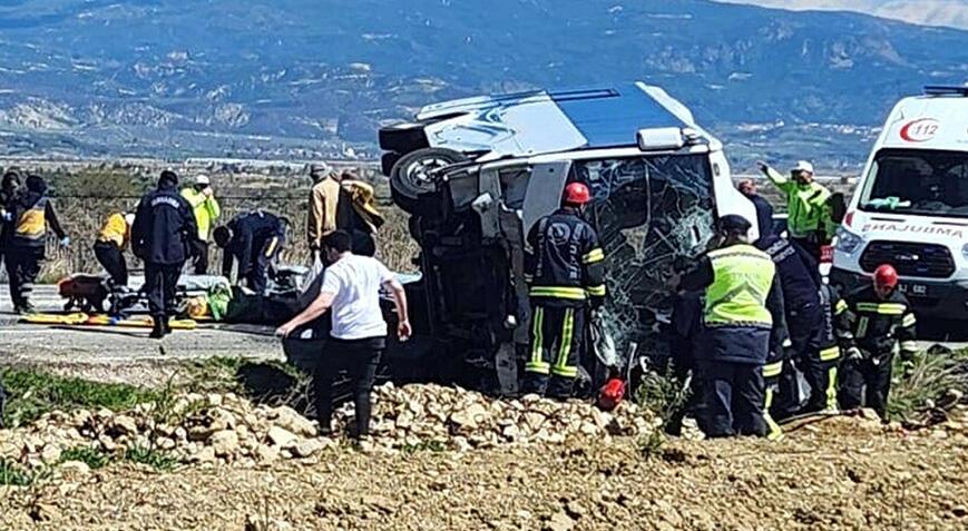 Denizli’de tur midibüsü ile otomobil çarpıştı! 1 ölü, 24 yaralı