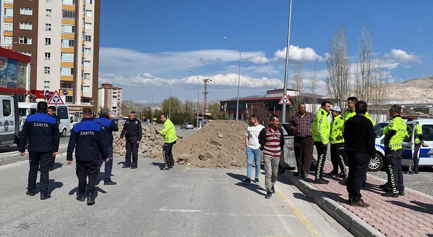 Kendisine ait olduğunu iddia ettiği yolu toprak döküp kapattı