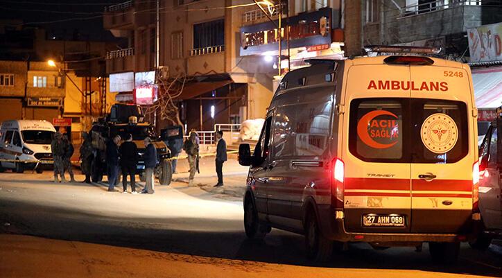 Gaziantep’te husumetli aileler arasında ‘çöp atma’ kavgası: 1’i polis 2 ölü, 2 yaralı