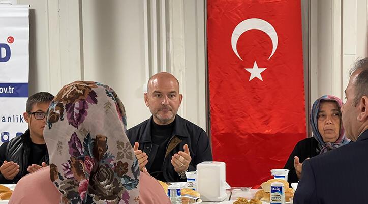 Bakan Soylu, İskenderun’da depremzedelerle iftarda buluştu