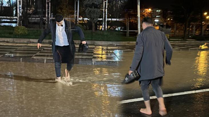 Sağanak yağışa yakalandı! Yolun karşısına böyle geçti