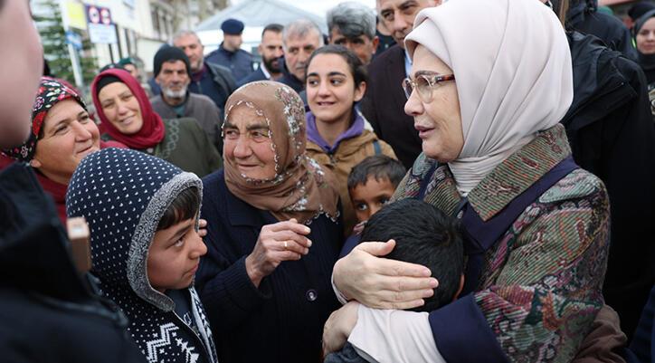 Emine Erdoğan, Malatya’da depremzedelerle bir araya geldi