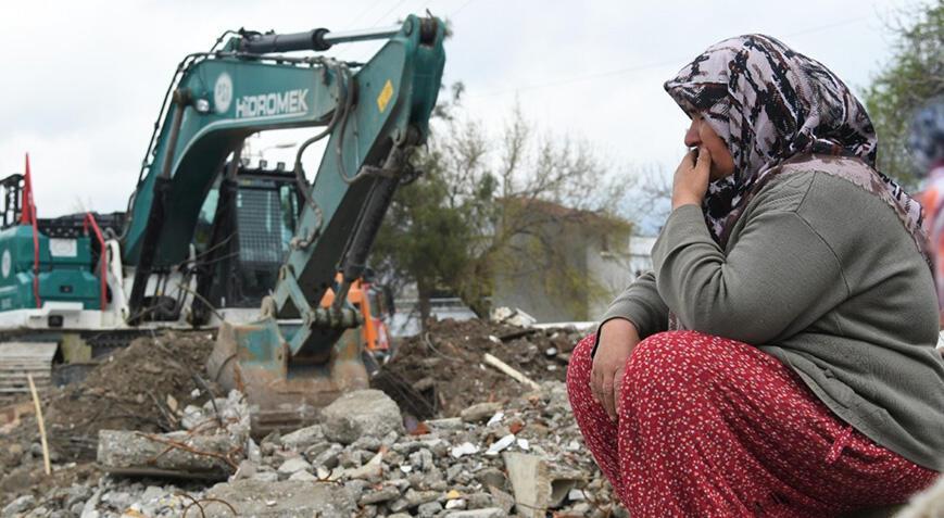 Evinin enkazının kaldırılışını duygu dolu gözlerle izledi