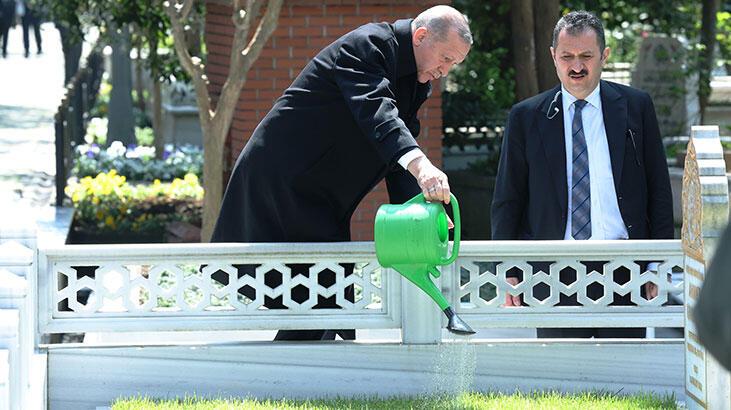 Cumhurbaşkanı Erdoğan anne ve babasının mezarlarını ziyaret etti