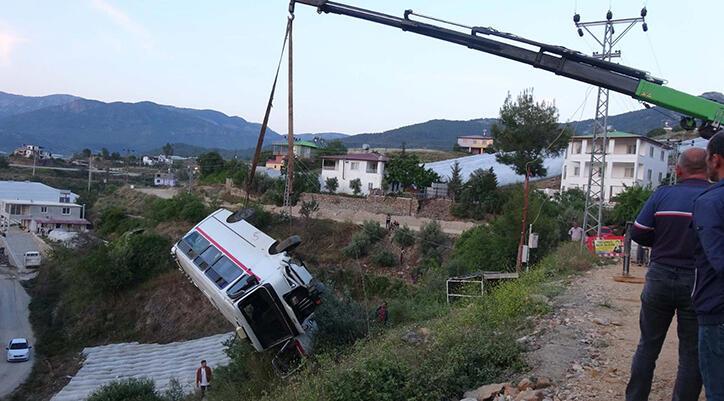 Mersin’de okul servisi şarampole yuvarlandı! 7 kişi yaralandı