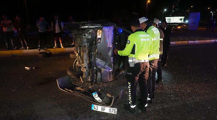 Elektrik direğine çarparak takla atan minibüsteki 3 kişi yaralandı