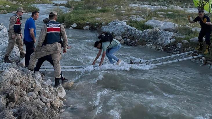 Korku dolu anlar! Bir anda su yükseldi 2 kişi mahsur kaldı