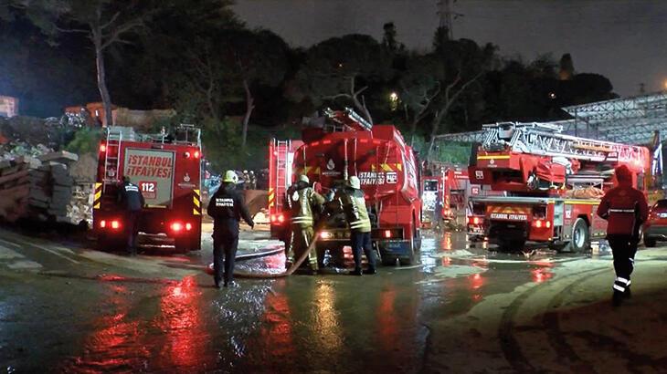 Kağıthane’de hurda deposu alev alev yandı