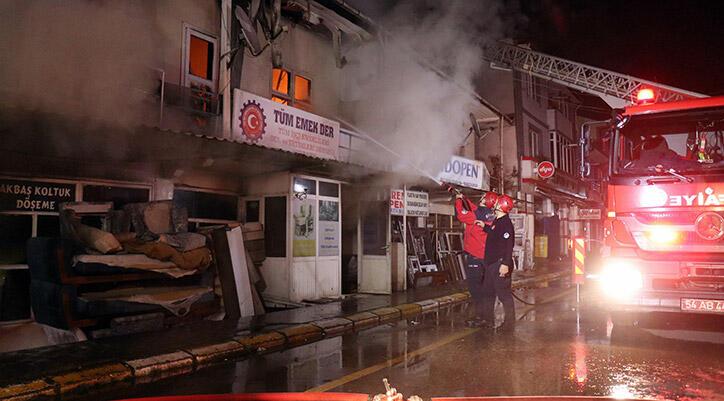 Sakarya’da 2 katlı ahşap evde yangın: Alevler geceyi aydınlattı