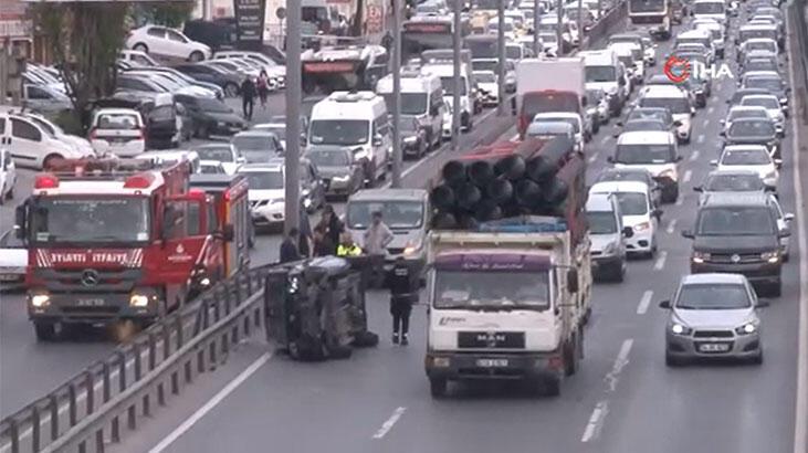 Avcılar’da kontrolden çıkan araç metrobüs bariyerine çarpıp yan yattı:1 yaralı