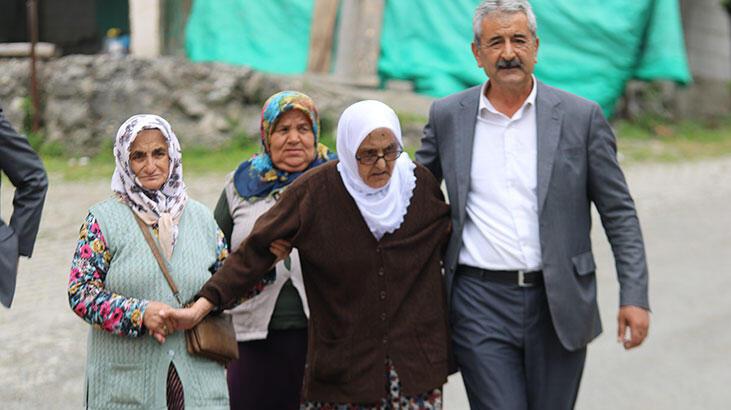 110 yaşındaki Safiye nine 2. tur seçimleri için sandık başına gitti