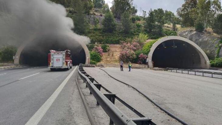 İzmir’deki Bayraklı Tüneli’nde TIR’da yangın