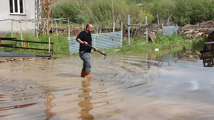 Karlıova’da sağanakta köy göle döndü, ev ve ahırlar su içinde kaldı