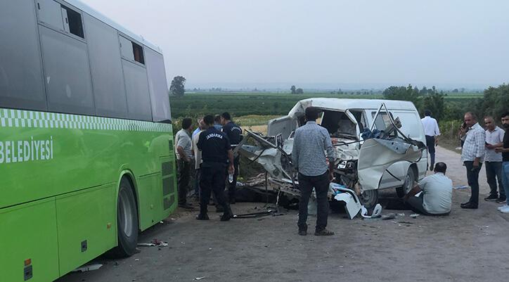 Adana’da kaza! Belediye otobüsü ile panelvan araç çarpıştı: 3 can kaybı