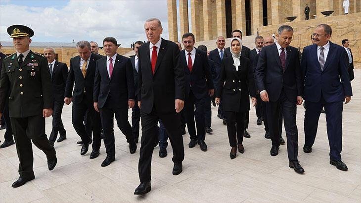 Cumhurbaşkanı Erdoğan ve yeni kabine üyeleri Anıtkabir’de