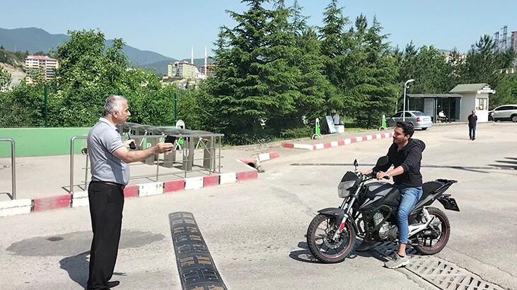 Sınav saatini kaçıran aday güvenlik görevlisine bela okudu