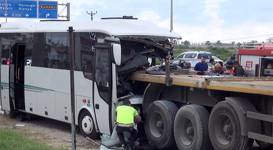 TIR’a çarpan tur midibüsünün sürücüsü öldü! 5 turist yaralı